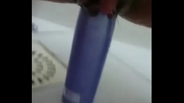 Bekijk video's Stuffing the shampoo into the pussy and the growing clitoris rijden