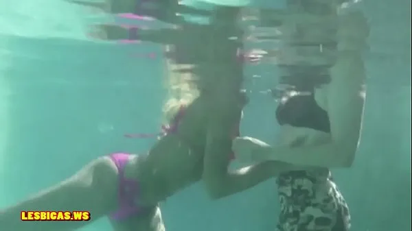 Se Girls kissing nice in the pool drevvideoer