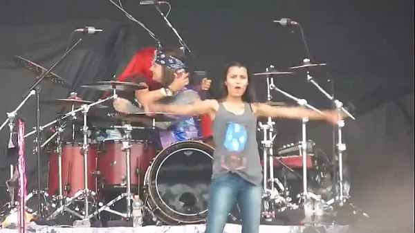 Tonton Girl mostrando peitões no Monster of Rock 2015 memacu Video