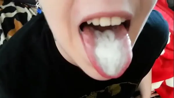 Titta på Girlfriend takes all sperm in mouth drive-videor