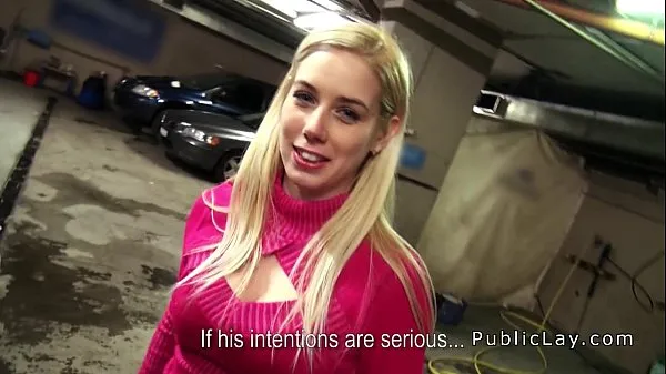 Regardez Patron femme branlant coq dans le garage public vidéos de conduite