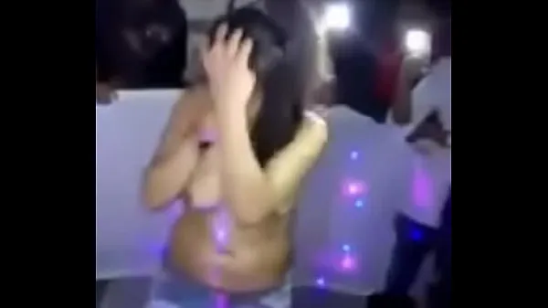 Regardez Morrita mexicaine enseigne plus et plus en fête vidéos de conduite