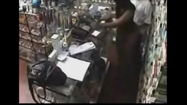 Oglejte si videoposnetke Real ! Employee getting a Blowjob Behind the Counter vožnjo