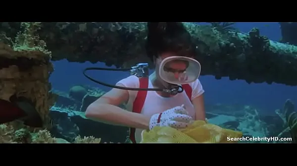 观看Jacqueline Bisset in The Deep 1977驱动器视频