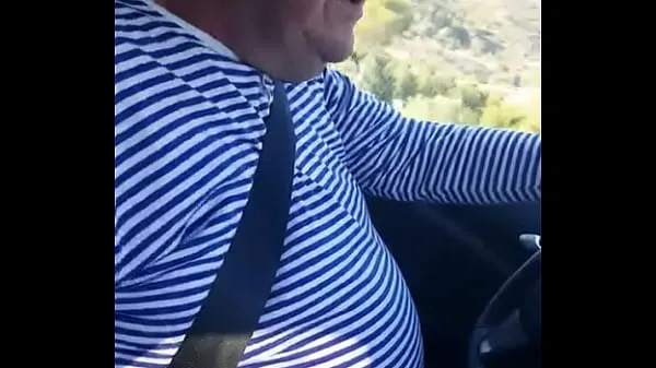 Regardez chauffeur de taxi de la couronne ramassant le bâton du passager vidéos de conduite