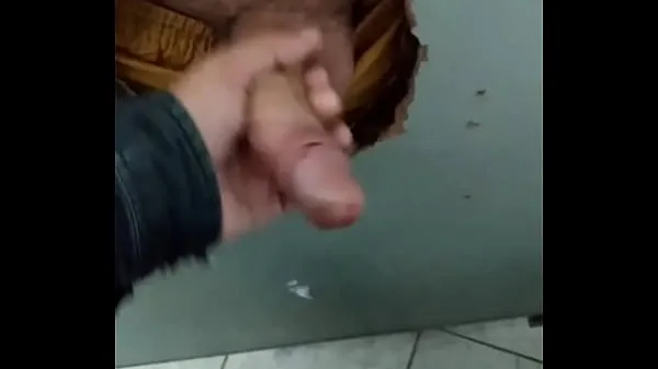 Assista Punhetando o pauzudo no glory hole do banheiro vídeos de drive