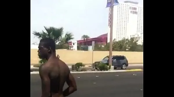 شاهد مقاطع فيديو Crazy man naked on the street القيادة