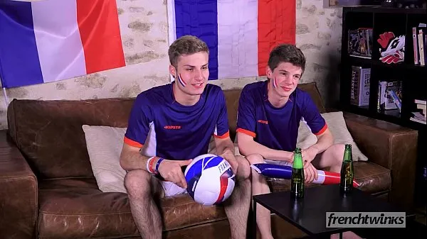 Podívejte se na videa Two twinks support the French Soccer team in their own way řízení