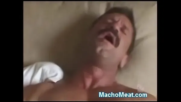 Podívejte se na videa Guy Strokes His Big Cock Until It CUMS řízení