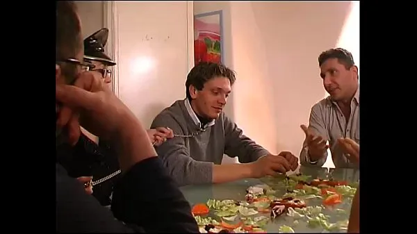 Regardez Fellation amateur d'une salope amateur sous la table de la cuisine vidéos de conduite