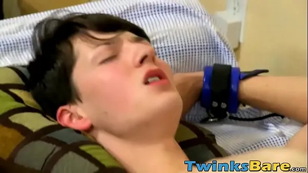 Oglądaj Sexy twink lays on the bed and gets ass banged by his lover prowadź filmy