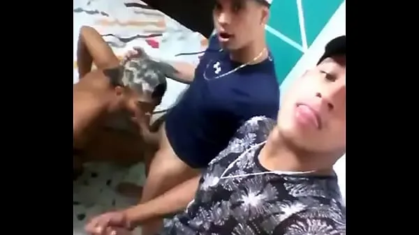 Mira tres hermanos besándose videos de Drive