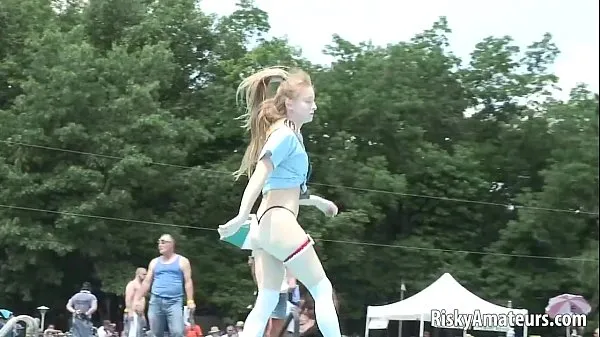 Podívejte se na videa Amateur blonde is on the stage teasing the crowd řízení