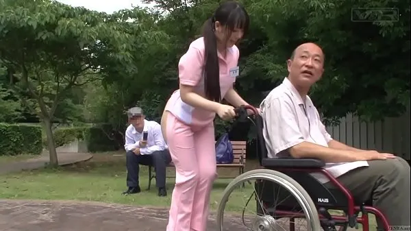 Titta på Subtitled bizarre Japanese half naked caregiver outdoors drive-videor