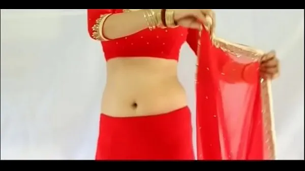 Nézze meg Sexy Girl Wearing Red Saree and showing her boobs and back vezesse a videókat