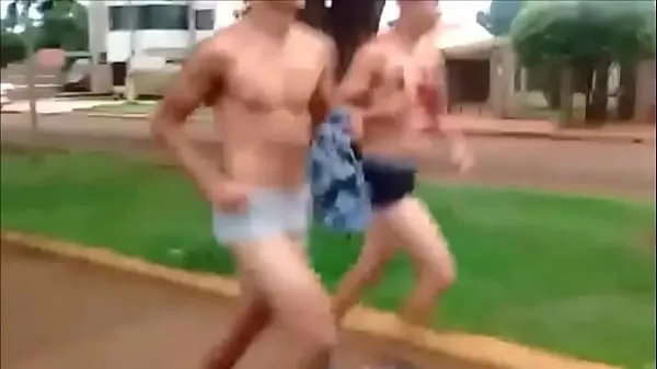 Παρακολουθήστε βίντεο running boys οδήγησης