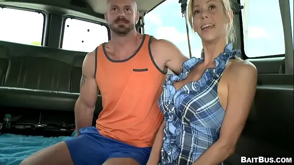 Assista BAITBUS - Straight Bait é enganado e jogado fora no ônibus Bait vídeos de drive