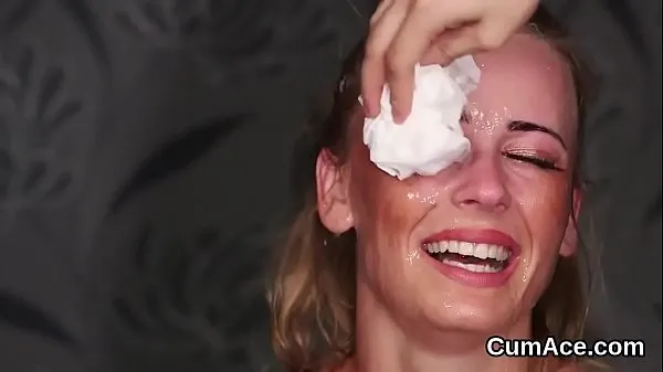 Regardez Une bombe méchante se prend de sperme sur son visage, avalant tout son jus vidéos de conduite