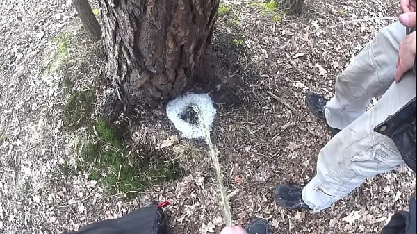 Videoları izleyin boys pissing together a big foamy puddle at a tree yönlendirin