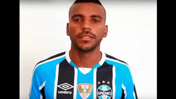 Смотрите видео Jogador do gremio pelado no vestiário - Léo Gomes pelado gremio управляйте автомобилем