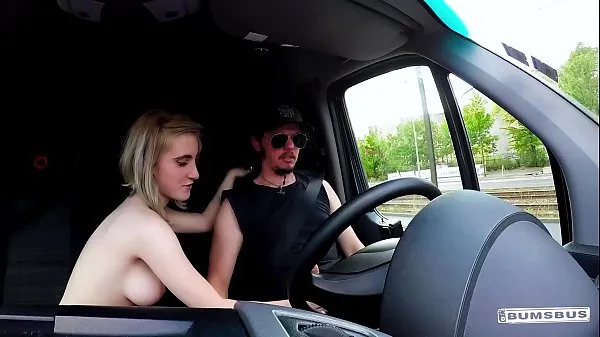 ดูวิดีโอ BUMS BUS - Petite blondie Lia Louise enjoys backseat fuck and facial in the van drive