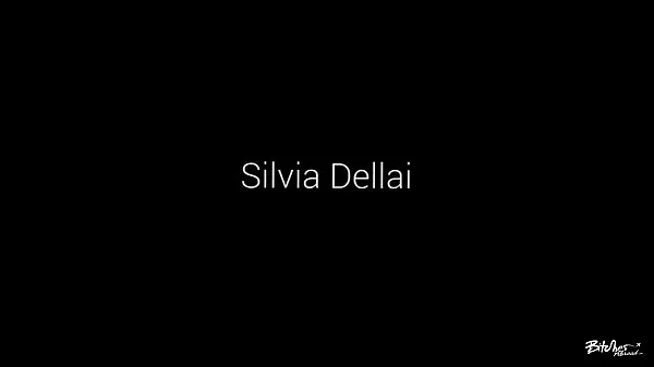 Mira BITCHES ABROAD - Travieso polvo en el extranjero con la turista checa Silvia Dellai videos de Drive