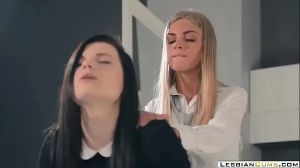 Podívejte se na videa Glamour Lesbian Toe Ring Fucking řízení