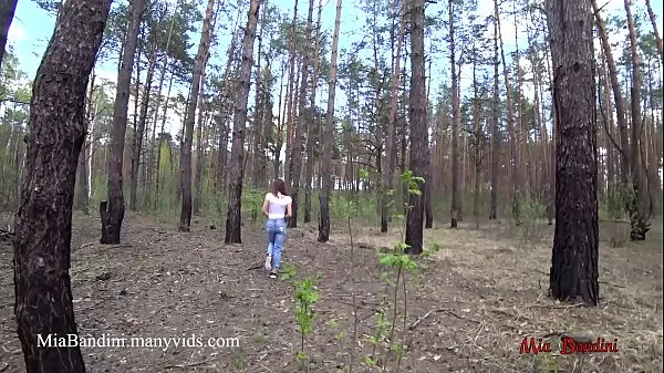 Assista Foda pública ao ar livre para caber Mia na floresta. Mia Bandini vídeos de drive