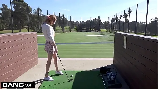 Oglejte si videoposnetke Nadya Nabakova puts her pussy on display at the golf course vožnjo