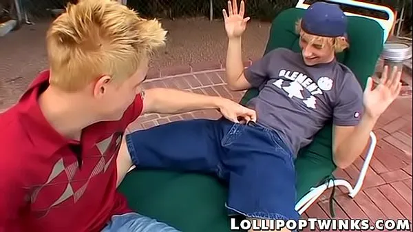 Tonton Skinny young man and his twink boyfriend get freaky outside drive Video