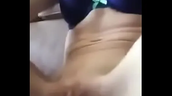 Se Young girl masturbating with vibrator drevvideoer