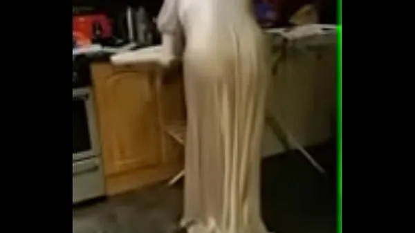 Oglądaj Wife in her satin nightie ironing prowadź filmy