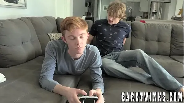 Παρακολουθήστε βίντεο Smooth twink buds swap video games for barebacking οδήγησης
