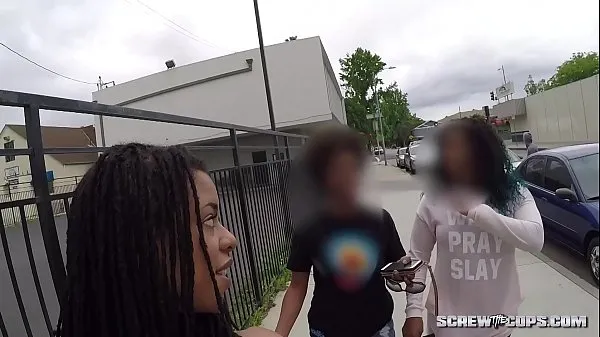 ดูวิดีโอ CAUGHT! Black girl gets busted sucking off a cop during rally drive