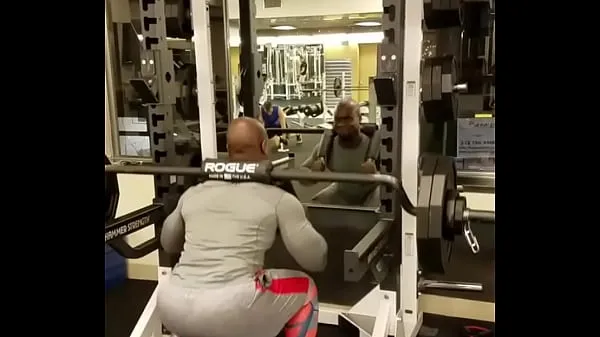 Oglejte si videoposnetke look at the ass of this guy from gym 2 vožnjo