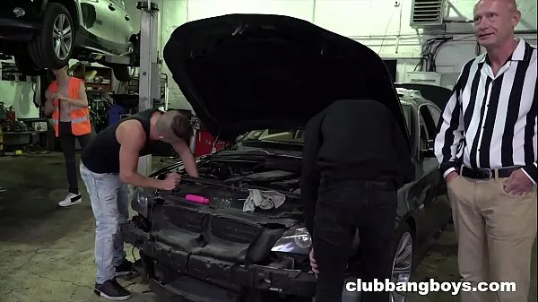 Regardez Propriétaire de service automobile respecte ses garçons avec des pipes et anal vidéos de conduite