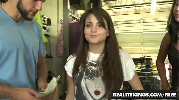 Παρακολουθήστε βίντεο Cute teen (Cara Swank) and her friend share a dick for a lil cash - Reality Kings οδήγησης