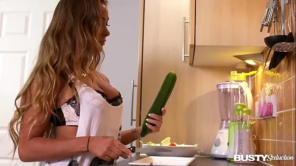 Assista A sedução peituda na cozinha faz Amanda Rendall enchê-la de rosa com vegetais vídeos de drive