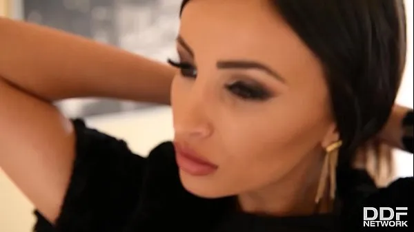 Regardez Alyssia Kent, déesse du sexe à couper le souffle, répond aux envies de DP vidéos de conduite