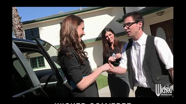 观看Pair of sisters bribe their car salesman into a threesome驱动器视频