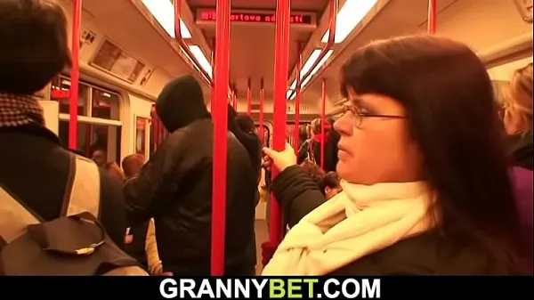 Guarda i video Raccoglie e scopa una donna con grandi tette in metropolitana guida