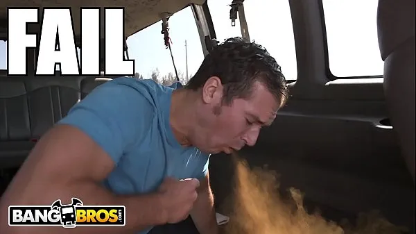 Oglejte si videoposnetke BANGBROS - Sean Lawless Cinnamon Challenge FAIL On The Bang Bus vožnjo