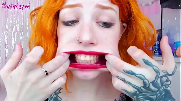 Assista Gengibre vagabunda pau enorme boca destrói cara feia ASMR boquete vermelho batom vídeos de drive