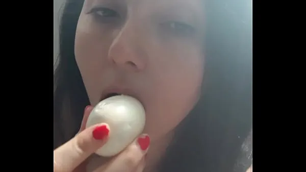 Mimi putting a boiled egg in her pussy until she comes ड्राइव वीडियो देखें
