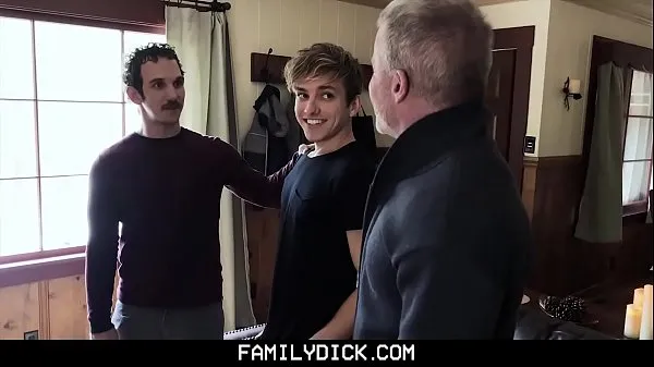 Sehen Sie sich FamilyDick - Stiefvater spucken einen geilen Twink aus Videos an