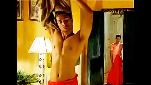 ดูวิดีโอ Hot tamil actor stripping nude drive