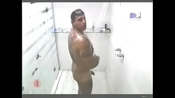 Se Alexandre Frota bathes completely naked at the Casa dos Artistas kjøre videoer