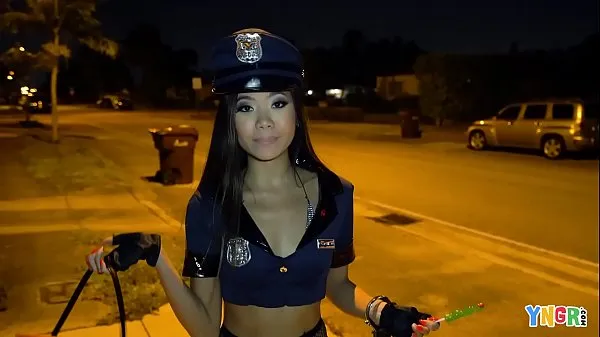 Assista YNGR - Asian Teen Vina Sky fodida no Halloween vídeos de drive