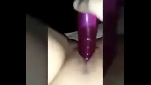 Bekijk video's Wife fucked bald pussy with a dildo rijden