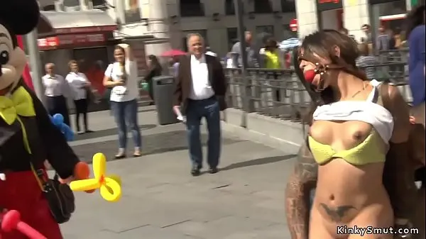 Se Spanish babe fucked in public sex shop drevvideoer